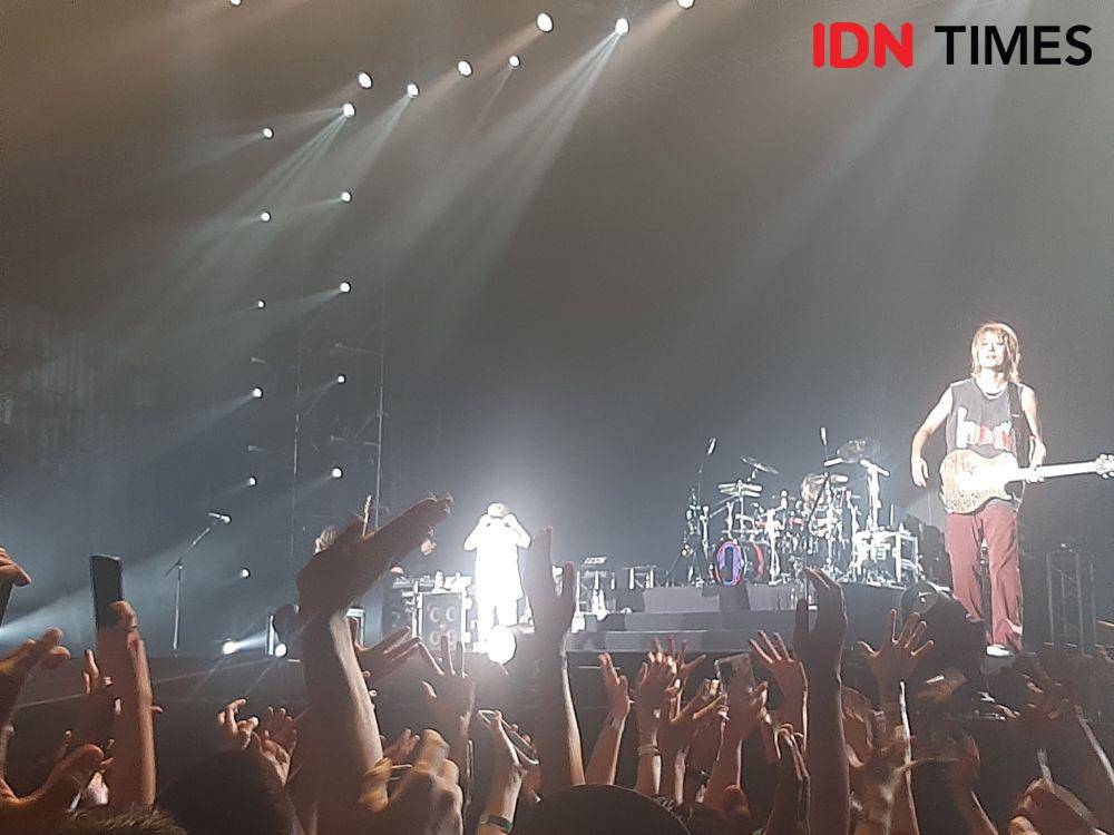 Aksi gitaris ONE OK ROCK, Toru Yamashita, dalam konser Luxury Disease di Ancol Beach City International Stadium, Sabtu (30/9/2023) (IDN Times / Satria Permana)