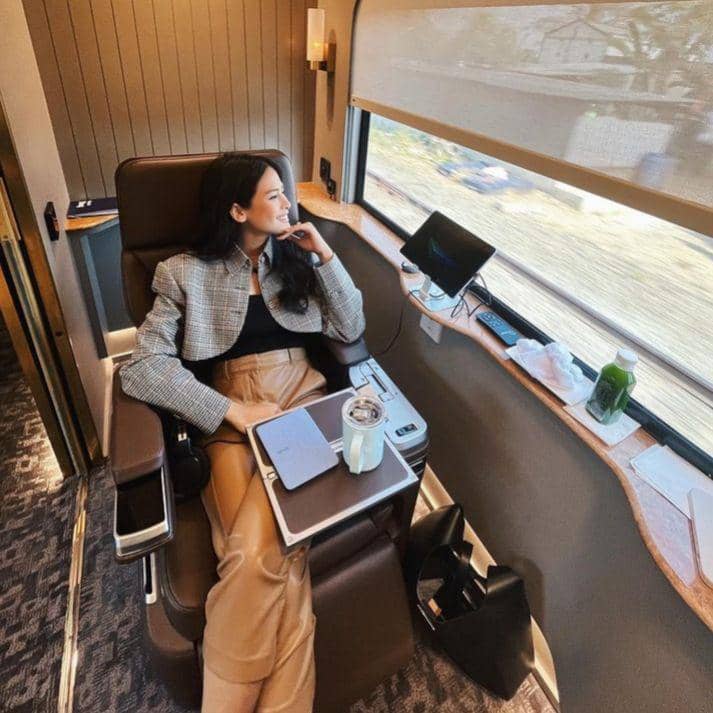 Potret Maudy Ayunda di kereta suite class compartment 