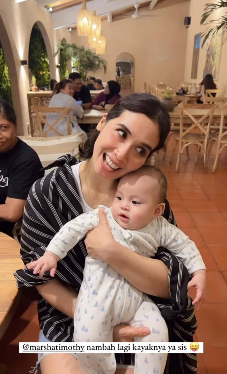 potret Marsha Timothy momong anak Dinda Hauw (Instagram.com/dindahw)