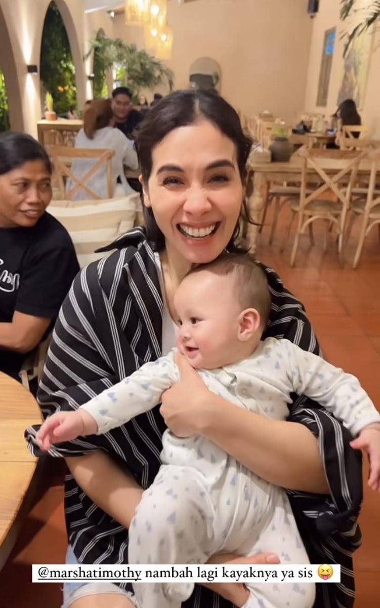 potret Marsha Timothy momong anak Dinda Hauw (Instagram.com/dindahw)