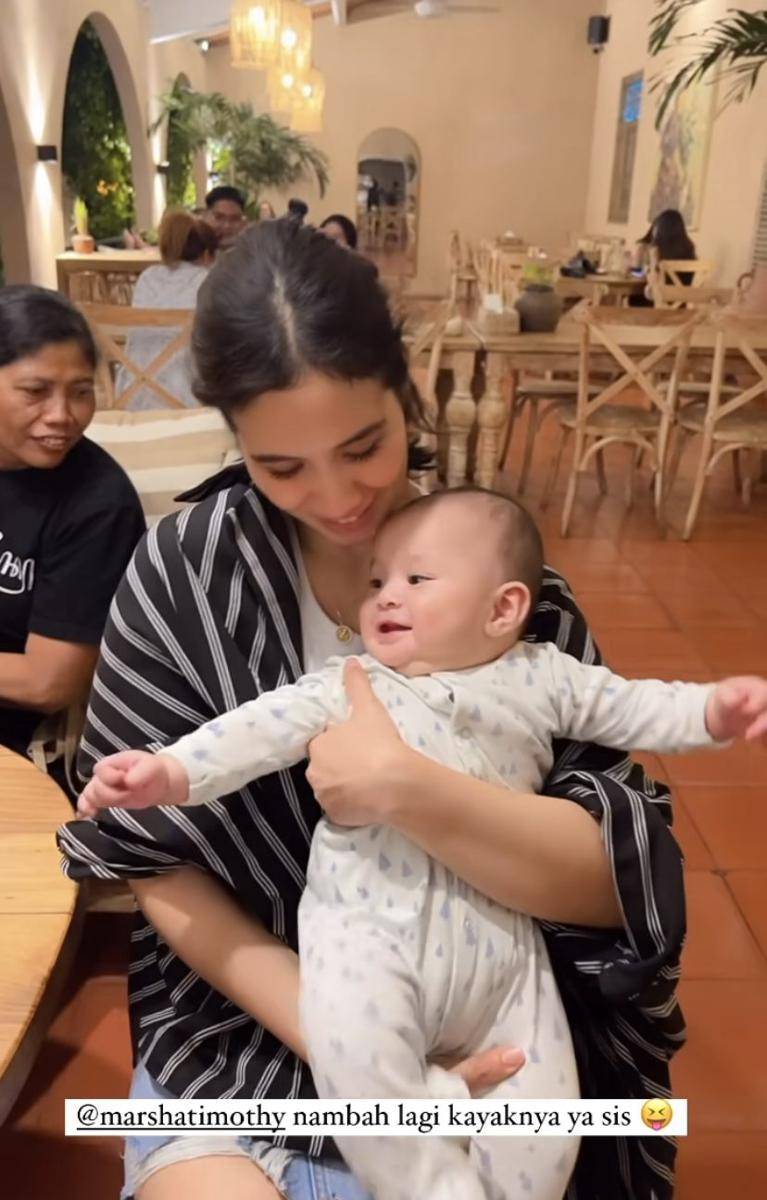 potret Marsha Timothy momong anak Dinda Hauw (Instagram.com/dindahw)