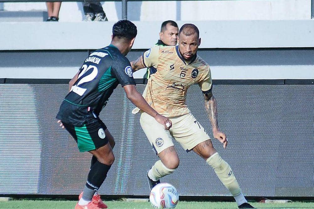 Arema FC saat menghadapi PSS Sleman di Liga 1 Indonesia 2023/2024 putaran pertama. (instagram.com/aremafcofficial)