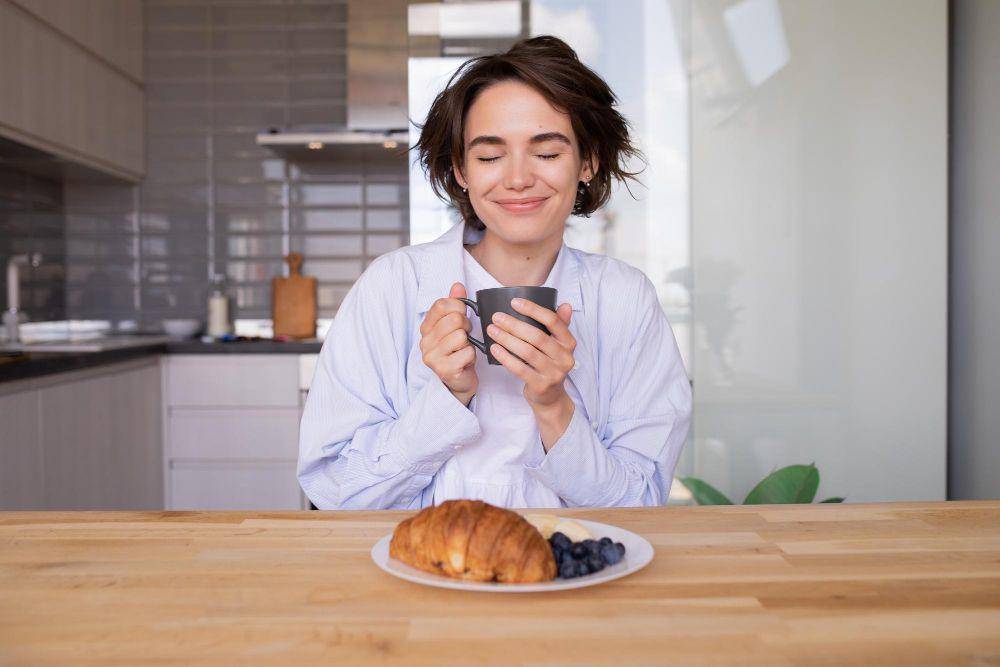 ilustrasi seorang wanita sarapan (freepik.com/lookstudio)