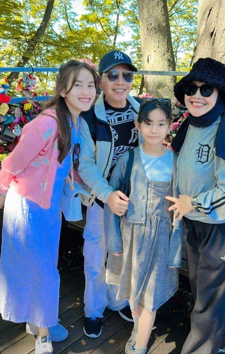 Ayu ting ting di Namsan Tower (Instagram.com/ayutingting92)
