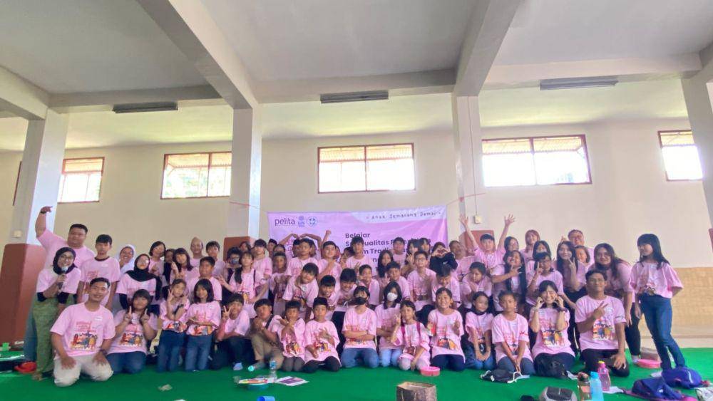 Puluhan anak yang mengikuti kegiatan Semarang Damai berfoto di salah satu ruangan Gedung Susteran Gedangan Semarang. (IDN Times/Dok Semai #4)