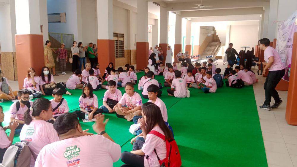 Sejumlah anak menyimak materi pembelajaran mengenai kehidupan suster OSF di Susteran Gedangan Semarang. (IDN Times/Dok Semai #4)