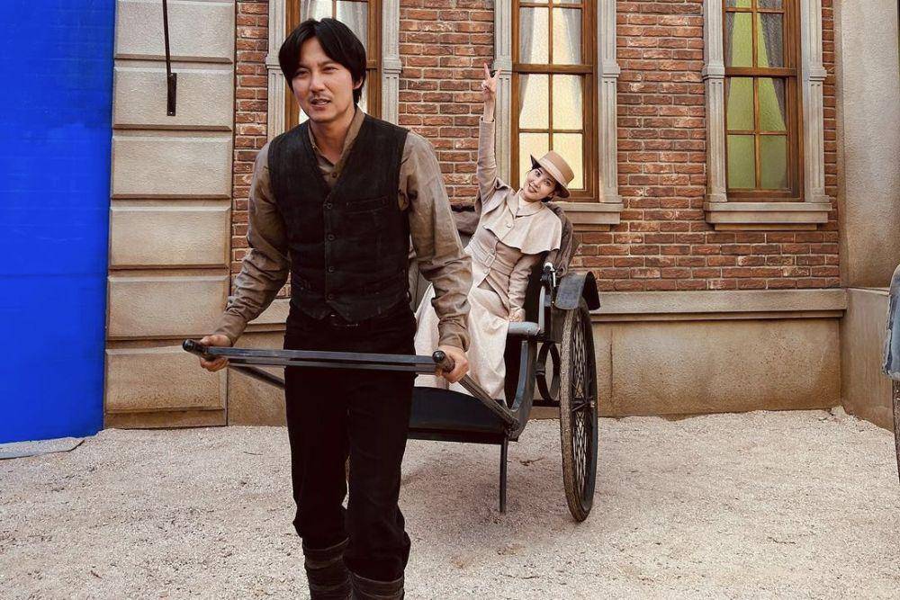 cuplikan Kim Nam Gil dan Seohyun SNSD di balik layar drakor Song of the Bandits (instagram.com/seojuhyun_s)