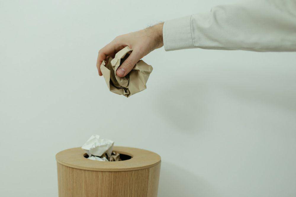 ilustrasi membuang sampah (pexels.com/Cup of Couple)