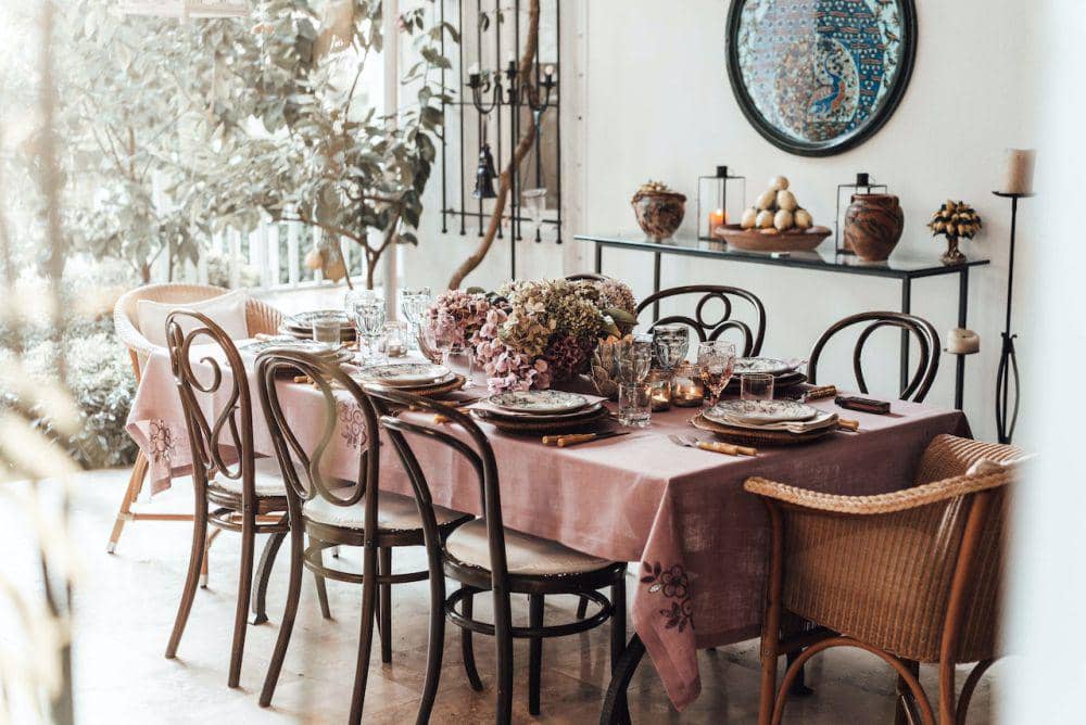 ilustrasi desain ruang makan shabby chic (pexels.com/furkanfdemir)