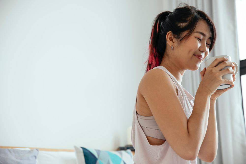 ilustrasi seorang wanita minum secangkir teh (pexels.com/Miriam Alonso)