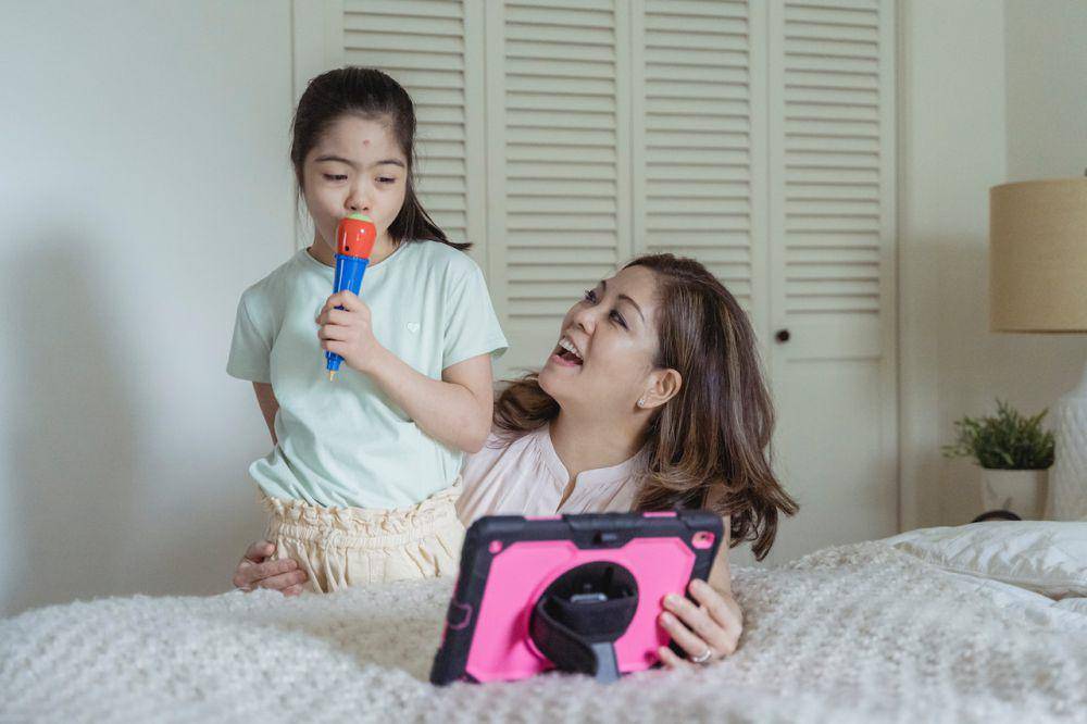 ilustrasi anak bermain gadget (pexels.com/Nicola Barts)