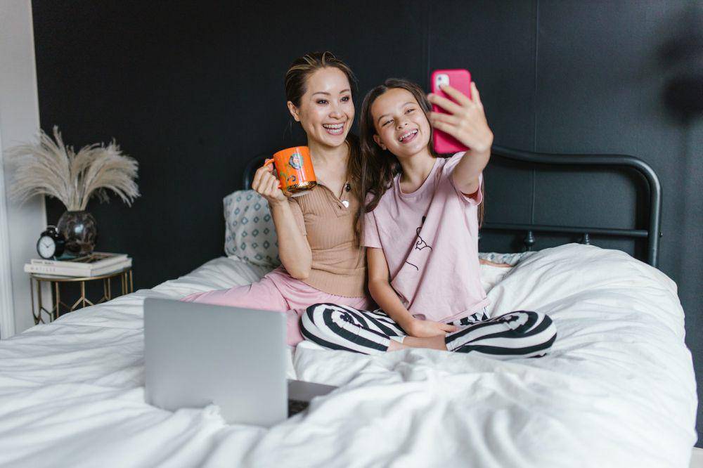 ilustrasi anak bermain gadget (pexels.com/RDNE Stock project)