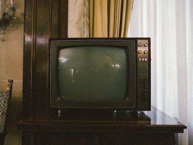 sebuah perangkat televisi klasik (unsplash.com@pjgalzabo)