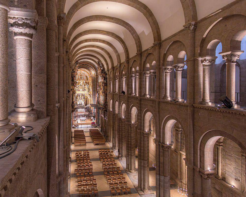 potret lorong utama (nave) di bagian dalam Katedral Santiago de Compostela (commons.wikimedia.org/Fernando Pascullo)