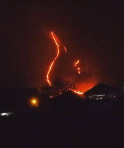 Kebakaran di Bukin Cendono disaksikan dari Kecamatan Pacet, Kabupaten Mojokerto. (Instagram/@udatemojokerto)