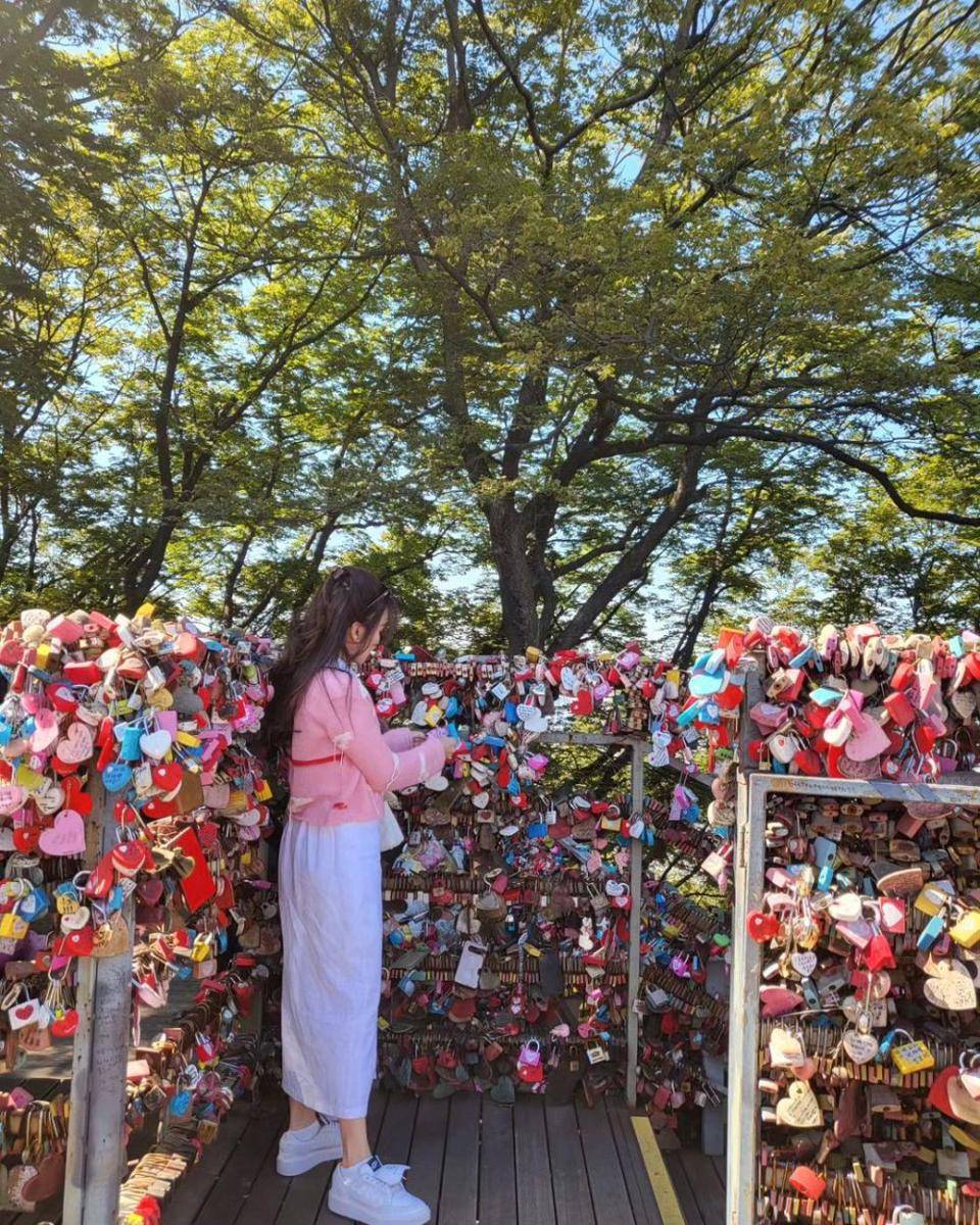 Ayu ting ting di Namsan Tower (Instagram.com/ayutingting92)