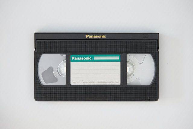 sebuah video kaset VHS (unsplash.com/stecman)