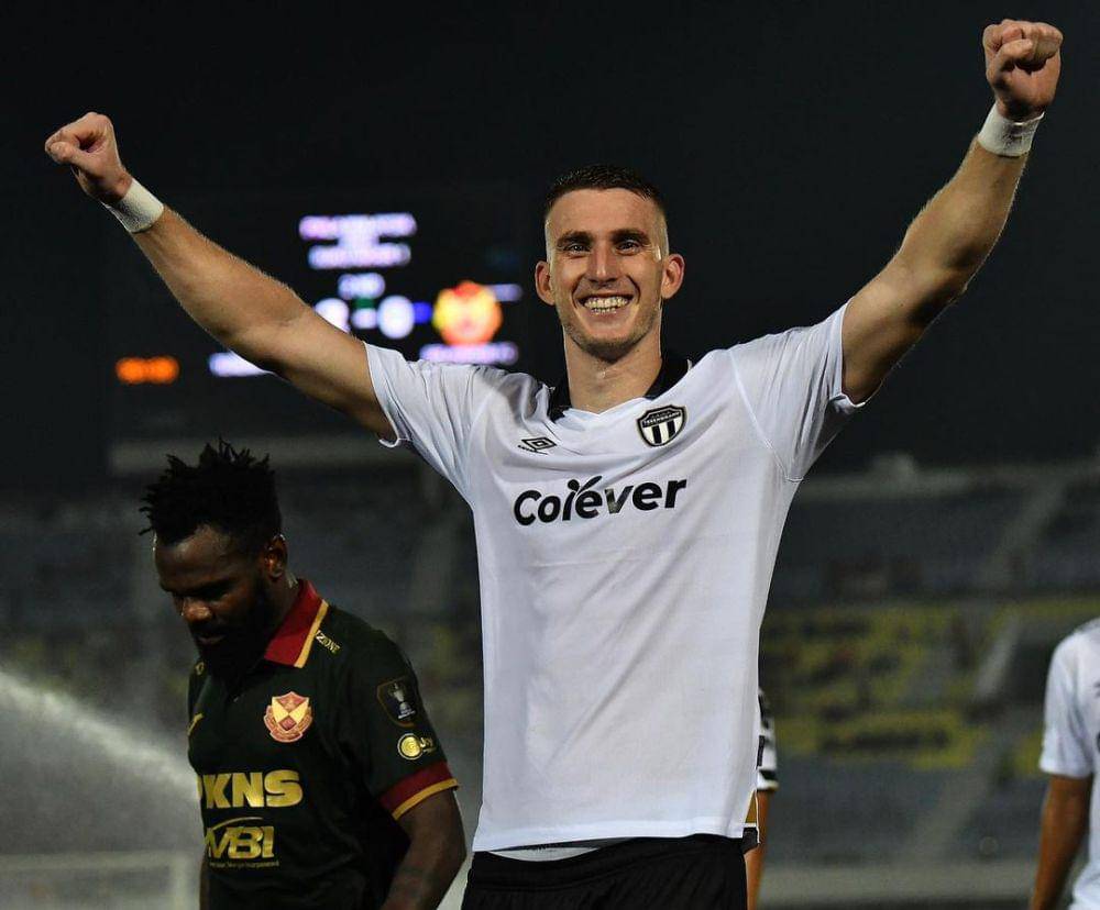 Ivan Mamut usai mencetak gol. (Instagram.com/officialterengganufc)