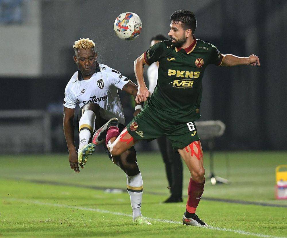 Sony Norde (putih), saat sedang menghadang lawan. (Instagram.com/officialterengganufc)