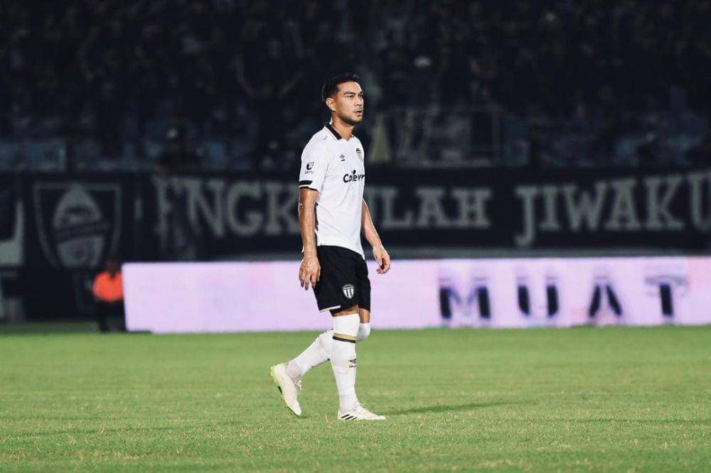 Omid Nazari saat berada di tengah lapangan. (Instagram.com/officialterengganufc)