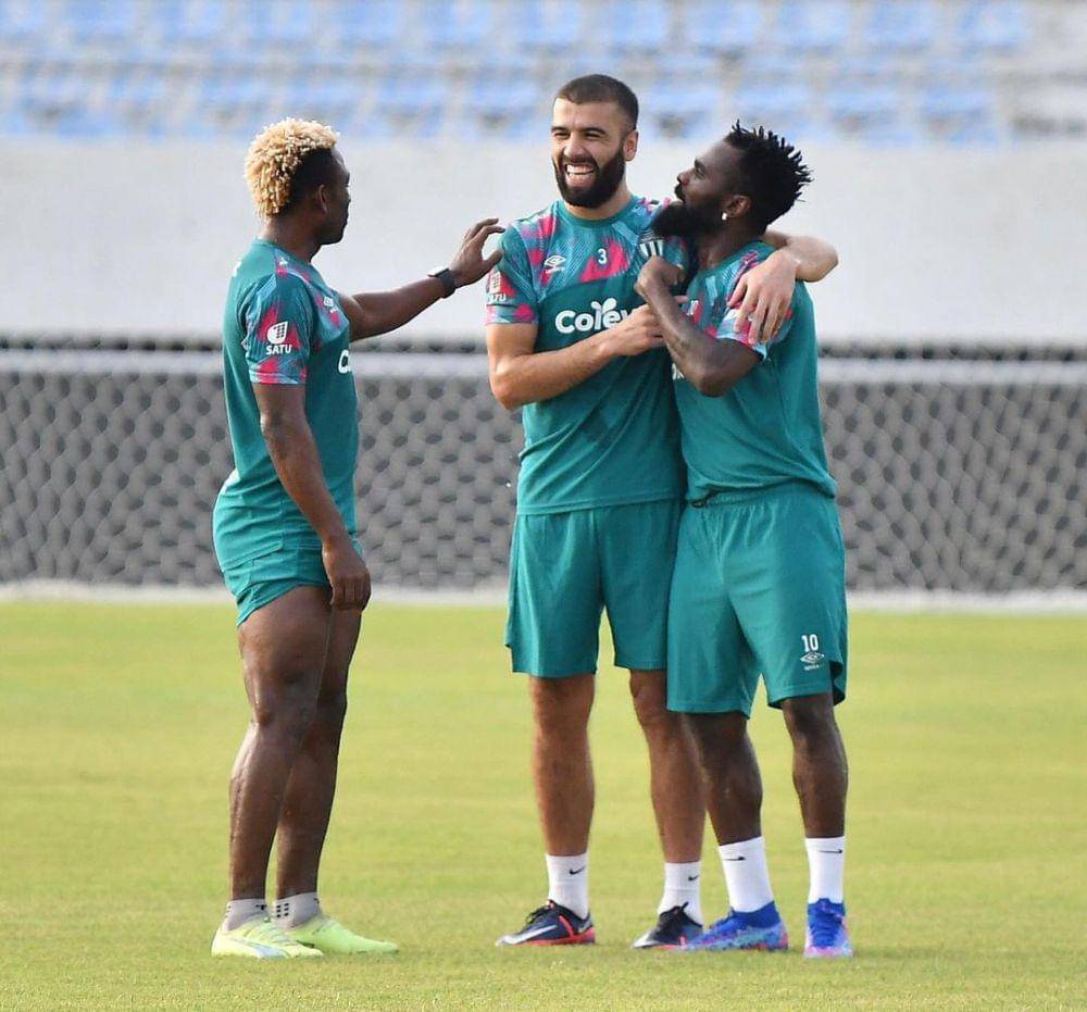 Sardor Kulmatov (tengah) saat menjalankan sesi latihan bersama Terengganu FC. (Instagram.com/officialterengganufc)