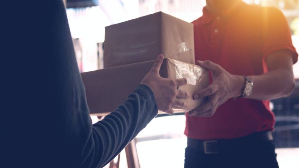 Ilustrasi serah terima paket (pexels.com/Khwanchai Phanthong)