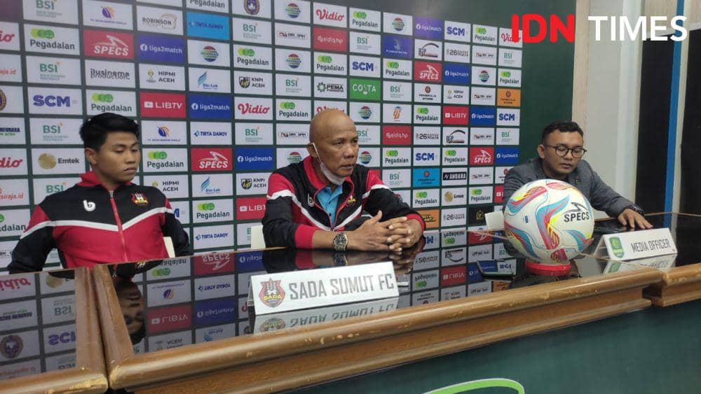 Pelatih Sada Sumut FC, Suharto AD (tengah), saat konferensi pers usai laga melawan Persiraja Banda Aceh. (IDN Times/Muhammad Saifullah)