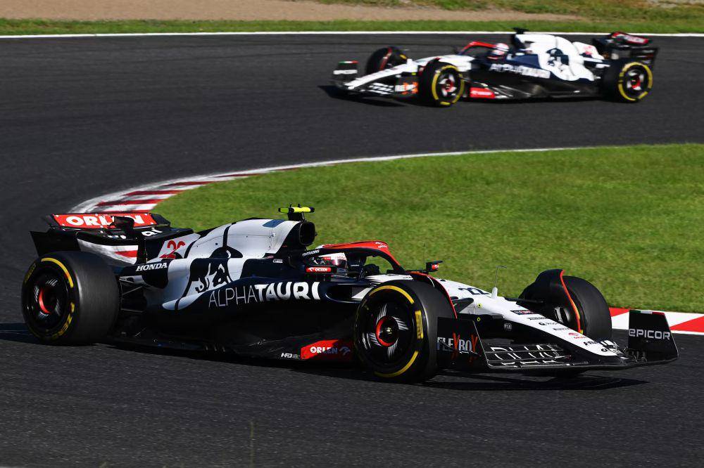 Yuki Tsunoda berada di depan Liam Lawson saat balapan GP Jepang 2023. (formula1.com)