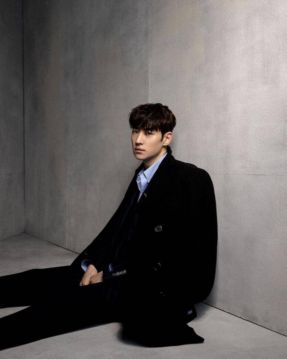 Lee Je Hoon (Voguehongkong via Instagram.com/leejehoon_official)
