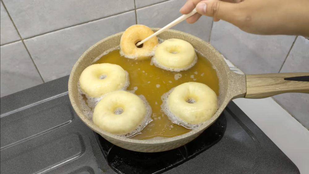 ilustrasi menggoreng adonan donat (YouTube.com/CR COOK)