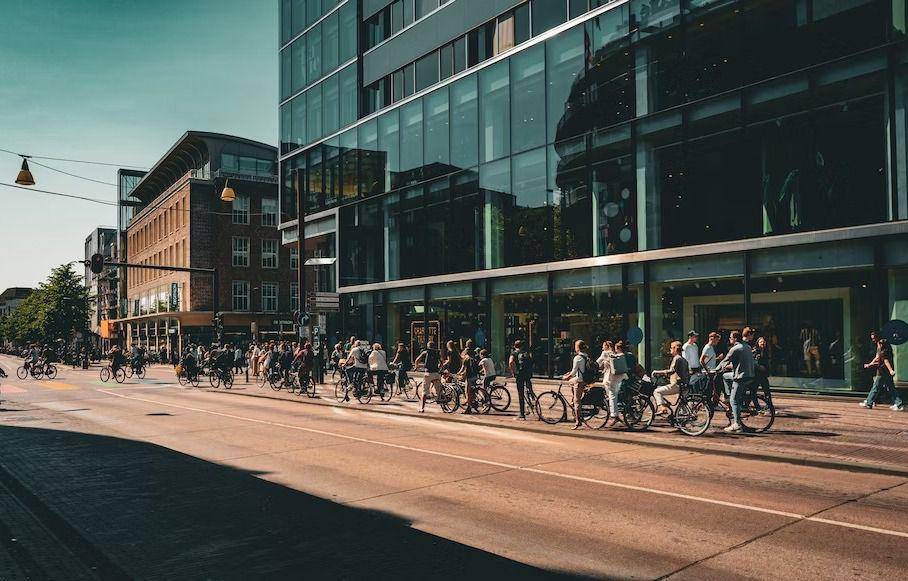pengendara sepeda di Utrecht (unsplash.com/denpanfilov)