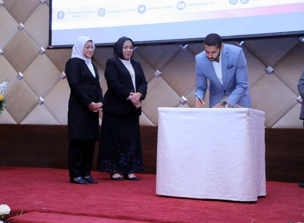Penandatanganan perjanjian kerja sama penempatan antara perusahaan mitra dengan P3MI di Kuwait. (Dok. Kemnaker)