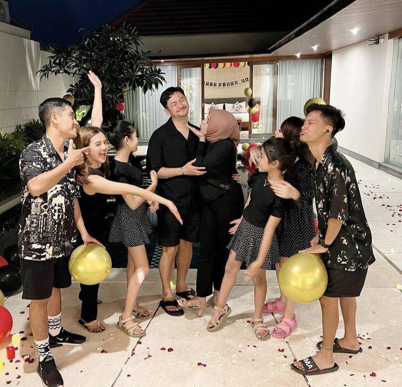 potret kejutan ultah Angga Wijaya (Instagram.com/anggawijaya88)