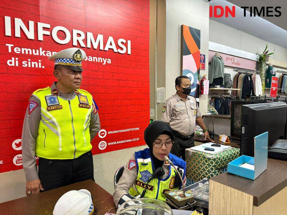 Satlantas Polres Metro Depok memberikan edukasi tertib berkendara di salah satu pusat perbelanjaan di Kota Depok. (IDNTimes/Dicky)