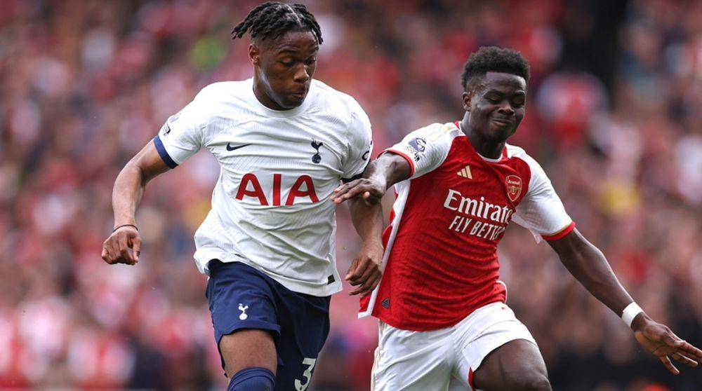 Destiny Udogie (putih) ketika berduel dengan Bukayo Saka (merah). (tottenhamhotspur.com)