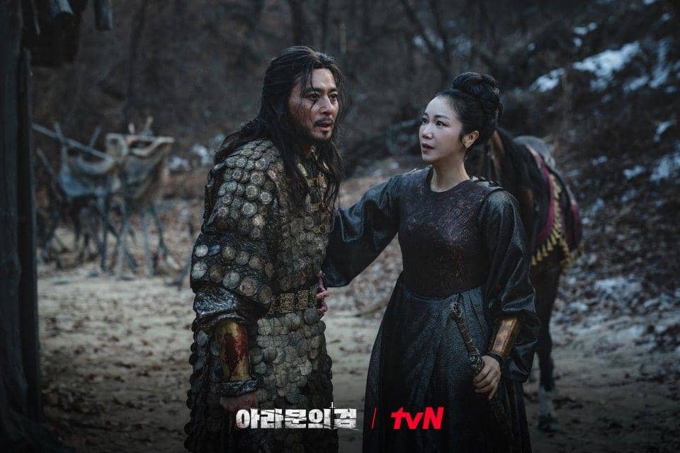 cuplikan Jang Dong Gun dan Kim Ok Vin di drakor Arthdal Chronicles: The Sword of Aramun (dok. tvN/Arthdal Chronicles: The Sword of Aramun)