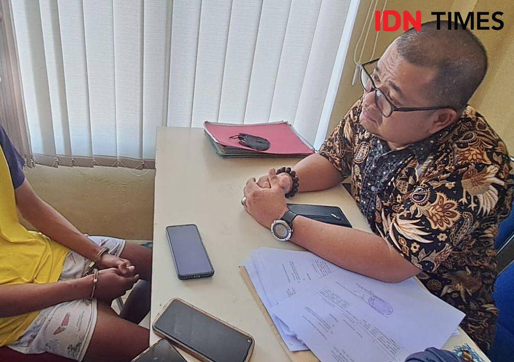 Kasubsi Penmas Polres Kubu Raya, Aipda Ade introgasi pelaku pelecehan seksual. (IDN Times/Istimewa).