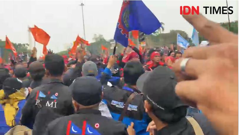 Demo Buruh di Patung Kuda Rusuh, Massa Lempar Bambu hingga Botol