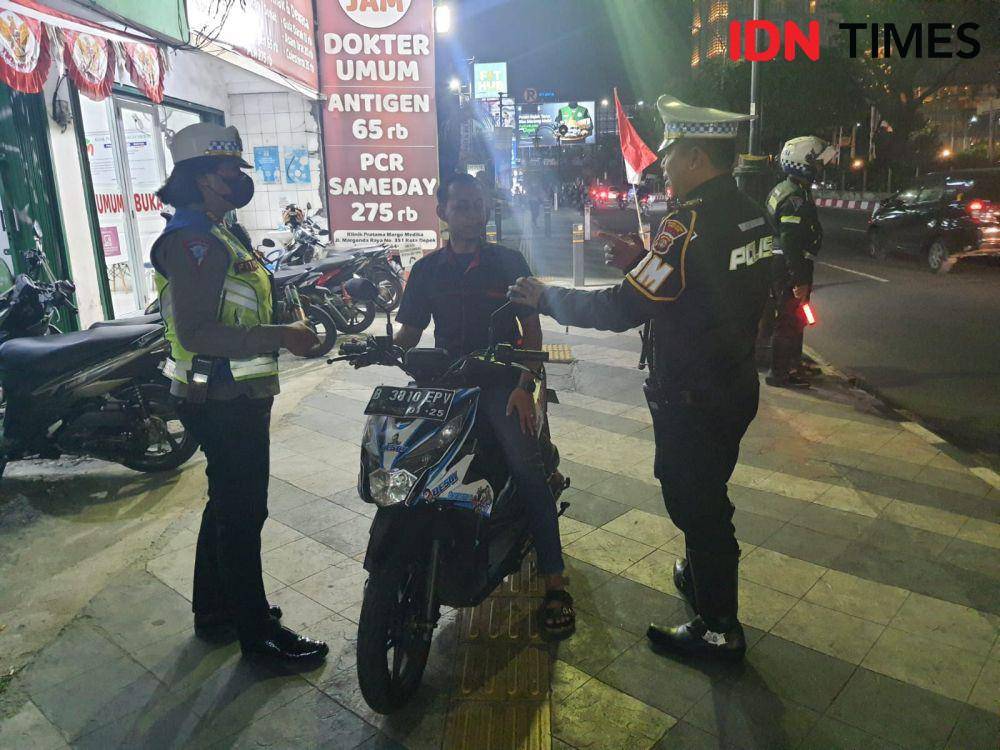 Satlantas Polres Metro Depok memberikan peneguran pengendara lawan arus di Jalan Raya Margonda, Kota Depok. (Istimewa)