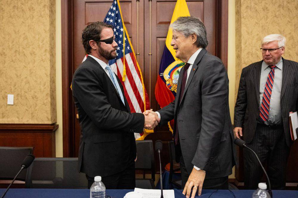 Anggota parlemen AS, Dan Crenshaw dan Presiden Ekuador, Guillermo Lasso di Washington, pada Jumat (28/9/2023). (twitter.com/RepDanCrenshaw)