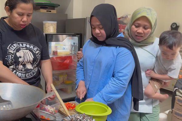 7 Potret Mbak Lala, Sus Rini dan Geng Dayang Andara Masak-masak