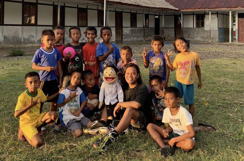 Eklin Amtor, Keliling Maluku Sebarkan Damai dengan Mendongeng
