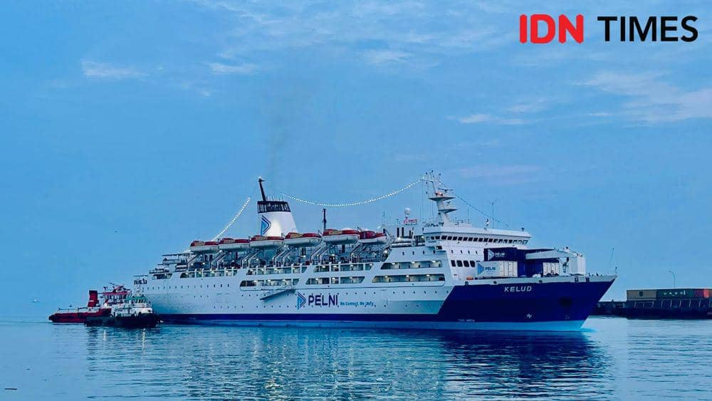 KM Kelud saat akan bersandar di pelabuhan Batu Ampar, Kota Batam (IDN Times/Putra Gema Pamungkas)