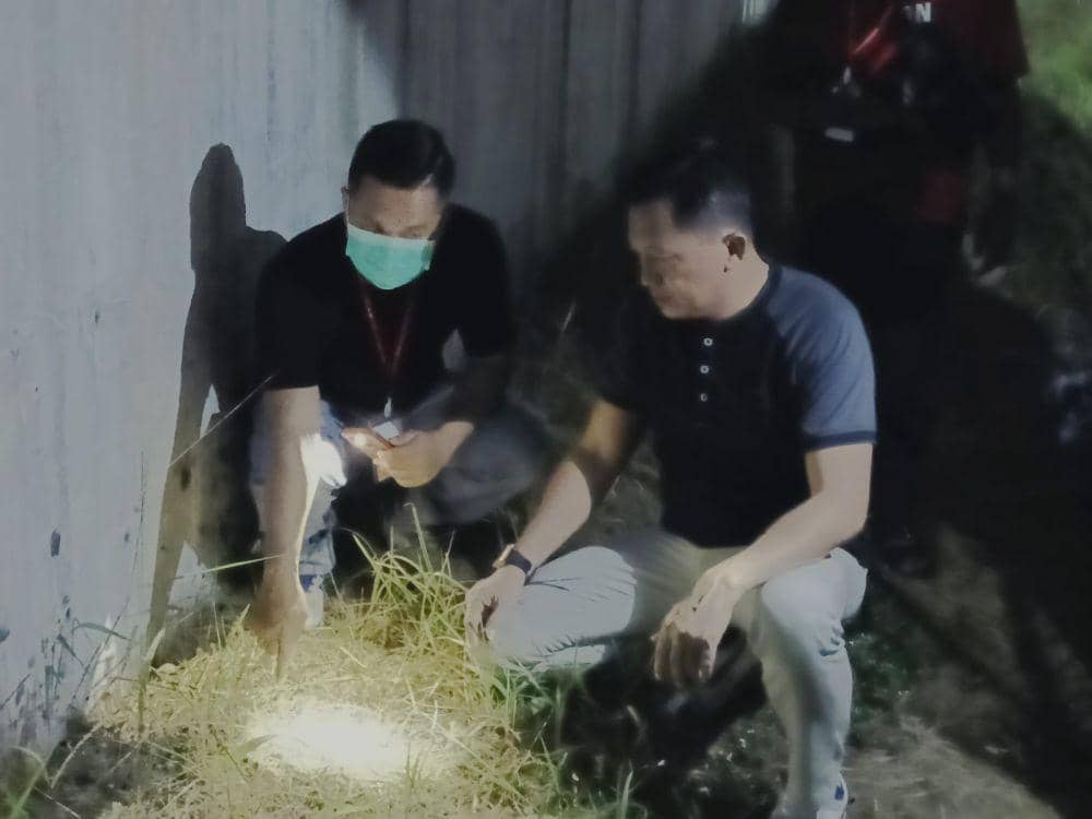 Seorang petugas Lapas Kedungpane Semarang menunjukkan lokasi penemuan bola tenis berisi sabu. (IDN Times/Dok Humas Lapas Kedungpane Semarang)