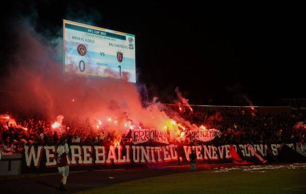 Suporter Bali United menyalakan flare saat laga Piala AFC 2022 lalu. (baliutd.com)