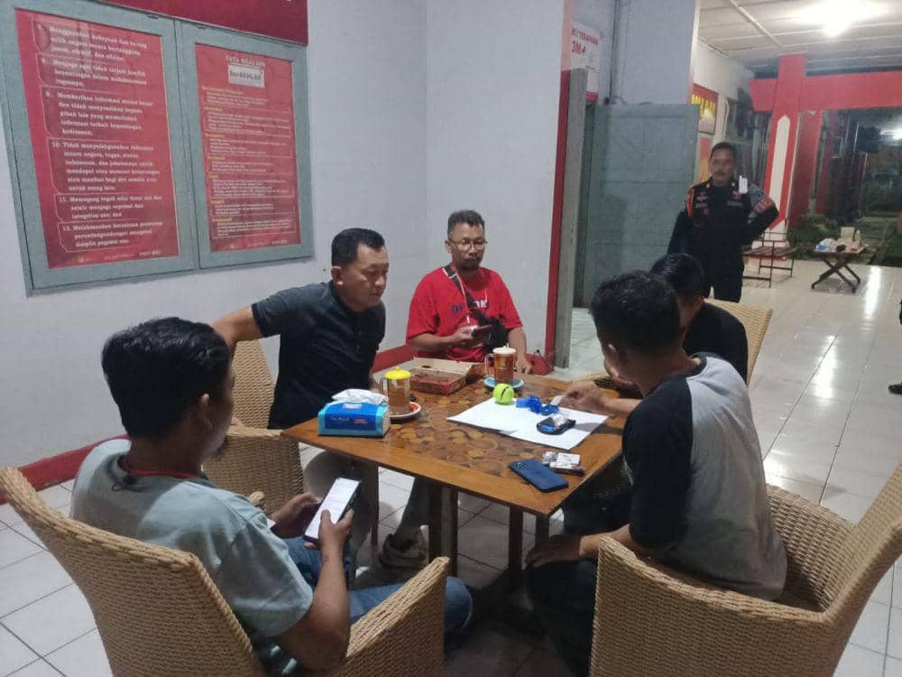 Sejumlah komandan jaga, bersama tim KPLP dan petugas pos menara Lapas Kedungpane Semarang saat memeriksa bola tenis yang ditemukan di tembok brandgang. (IDN Times/Dok Humas Lapas Kedungpane Semarang)