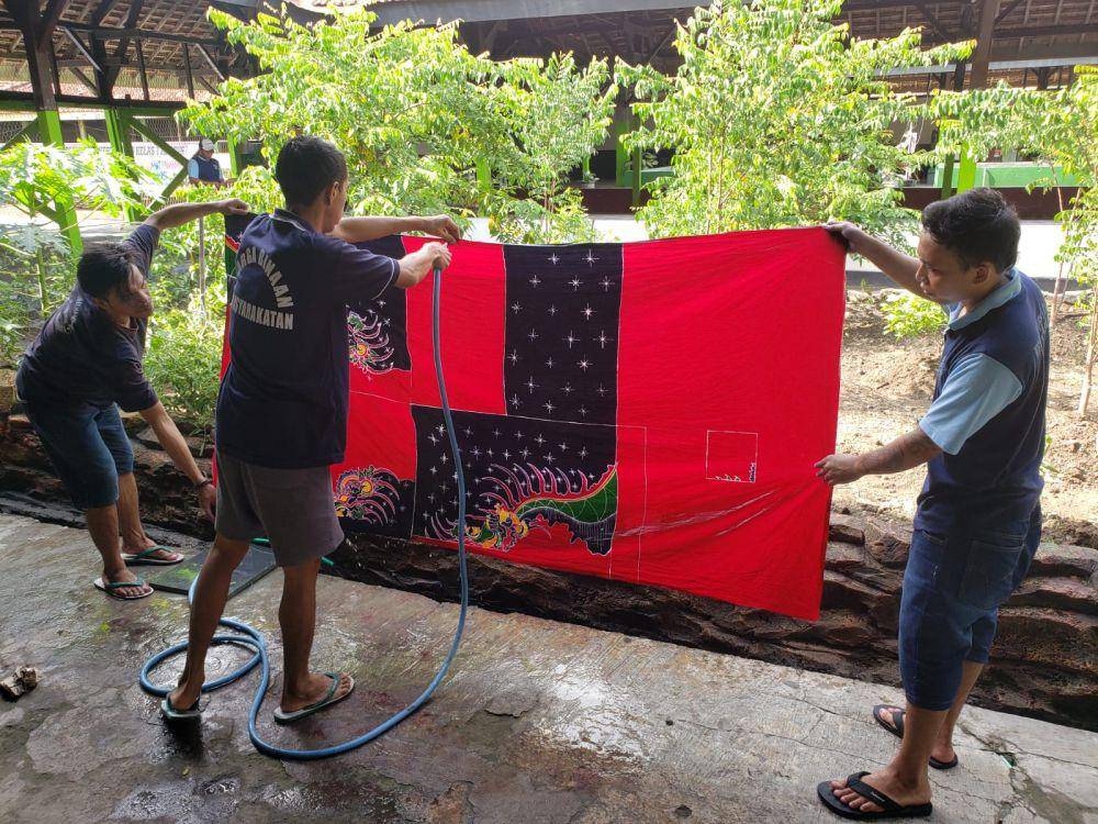 Warga binaan lapas di Jatim sedang membatik. Dok. Kemenkumham Jatim.