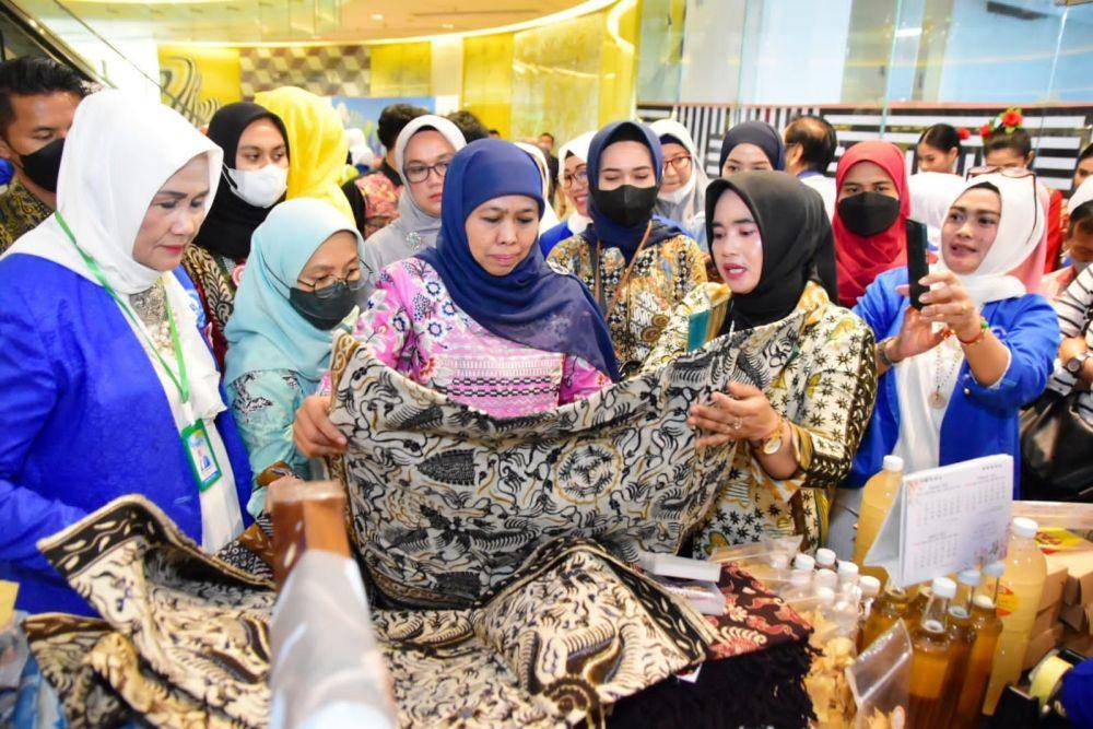 Gubernur Jatim, Khofifah Indar Parawansa saat meninjau produk batik. Dok. Pemprov Jatim.