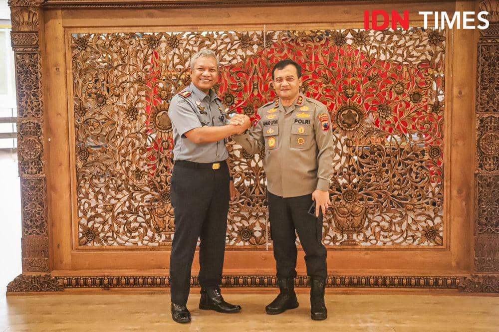 Kepala Kemenkumham Jateng Tejo Harwanto memberi salam komando kepada Kapolda Jateng Irjen Pol Ahmad Luthfi saat ausiensi di Mapolda Jateng. (IDN Times/Dok Humas Kemenkumham Jateng)