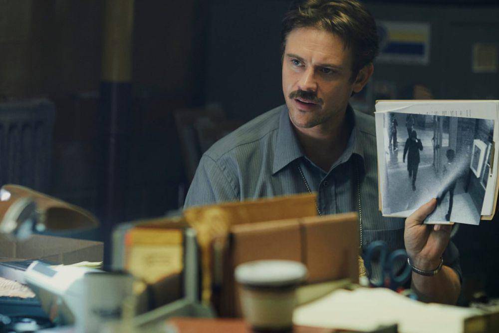 Boyd Holbrook dalam film In the Shadow of the Moon (dok. Netflix/In the Shadow of the Moon)